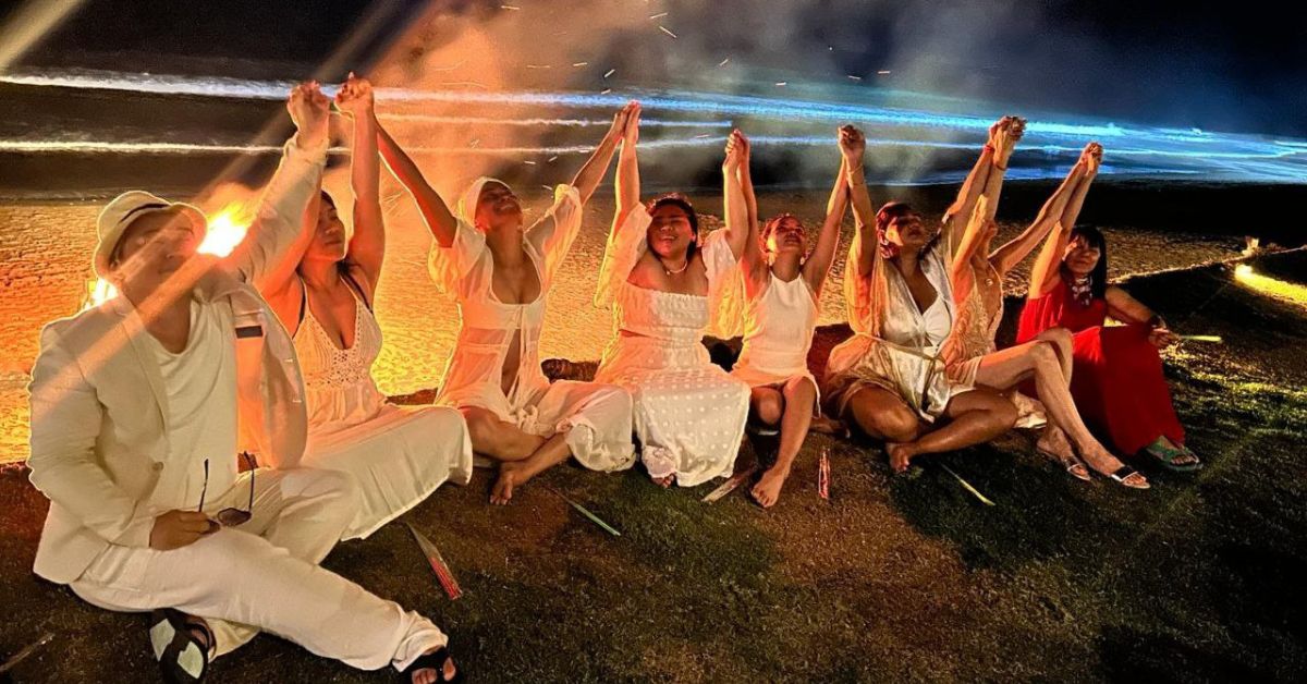 bali yoga retreat - yoga on rooftop