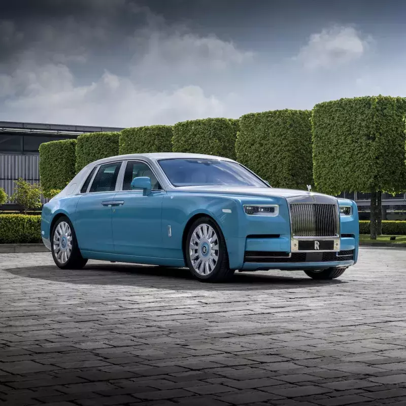 Rolls-Royce Motor Cars: The Art Galleries within a Rolls-Royce Phantom 