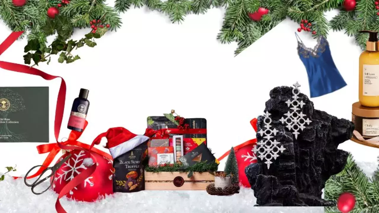 Best Christmas Gifts for Her 2022: Guide & Ideas